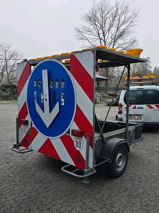 Nissen LED Absperrtafel FAT Verkehrsleittafel Verkehrssicherungsanhänger Verkehrsleitanhänger Sperrwand