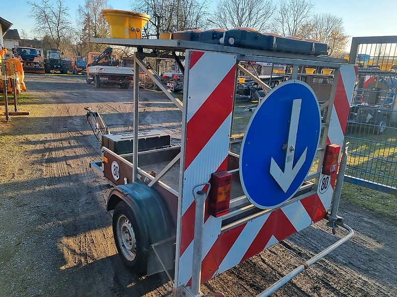 Nissen Absperrtafel VZ616 Verkehrssicherung Absperrtafel Verkehrssicherungsanhänger Sperrwand Verkehrsleittafel Verkehrsleitanhänger