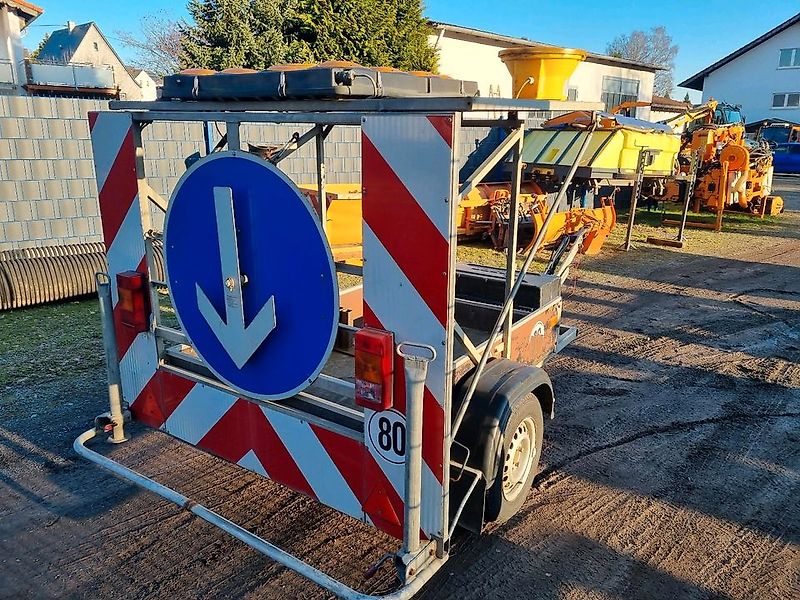 Nissen Absperrtafel VZ616 Verkehrssicherung Absperrtafel Verkehrssicherungsanhänger Sperrwand Verkehrsleittafel Verkehrsleitanhänger